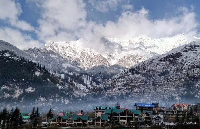 A picture of mountains from the Manali highway